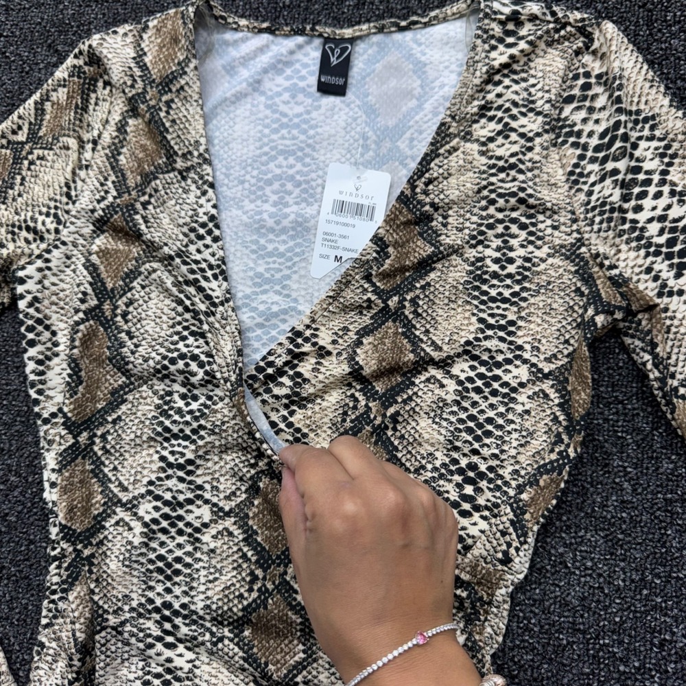 Windsor Snake Print Ruched Side Wrap Top Womens Size M Brown New With Tags - Picture 5 of 10